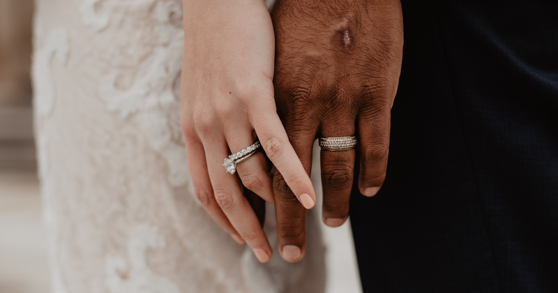 ¿En qué dedo se usa el anillo de compromiso y la argolla de matrimonio?