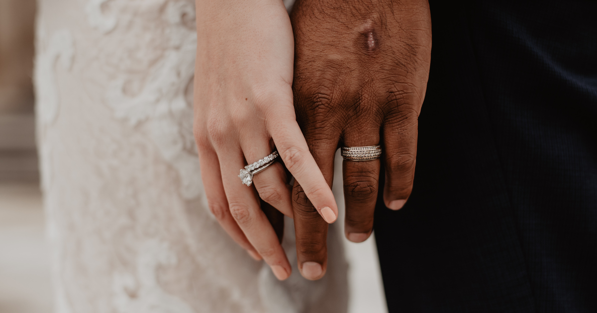 ¿En qué dedo se usa el anillo de compromiso y la argolla de matrimonio?