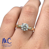 Anillo de compromiso de diamante de laboratorio 1.00 ct · corte redondo brillante · color F · claridad VVS2 · oro amarillo 14k · modelo 702531271