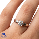 Anillo de compromiso de diamante de laboratorio 0.61 ct · corte redondo brillante · color D · claridad VVS2 · oro blanco 14k