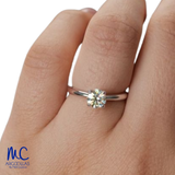 Anillo de compromiso de diamante de laboratorio 0.54 ct · corte redondo brillante · color D · claridad VVS2 · oro blanco 14k · modelo 688517605 (2)