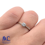 Anillo de compromiso de diamante natural 0.15 ct · corte redondo brillante · color G-H · claridad SI1 · oro blanco 14k · modelo F3974