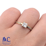 Anillo de compromiso de diamante natural 0.54 ct · corte princess cut · color G-H · claridad SI1 · oro amarillo 14k