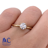 Anillo de compromiso de diamante de laboratorio 0.56 ct · corte redondo brillante · color D · claridad VVS1 · oro amarillo 14k · modelo 670413444
