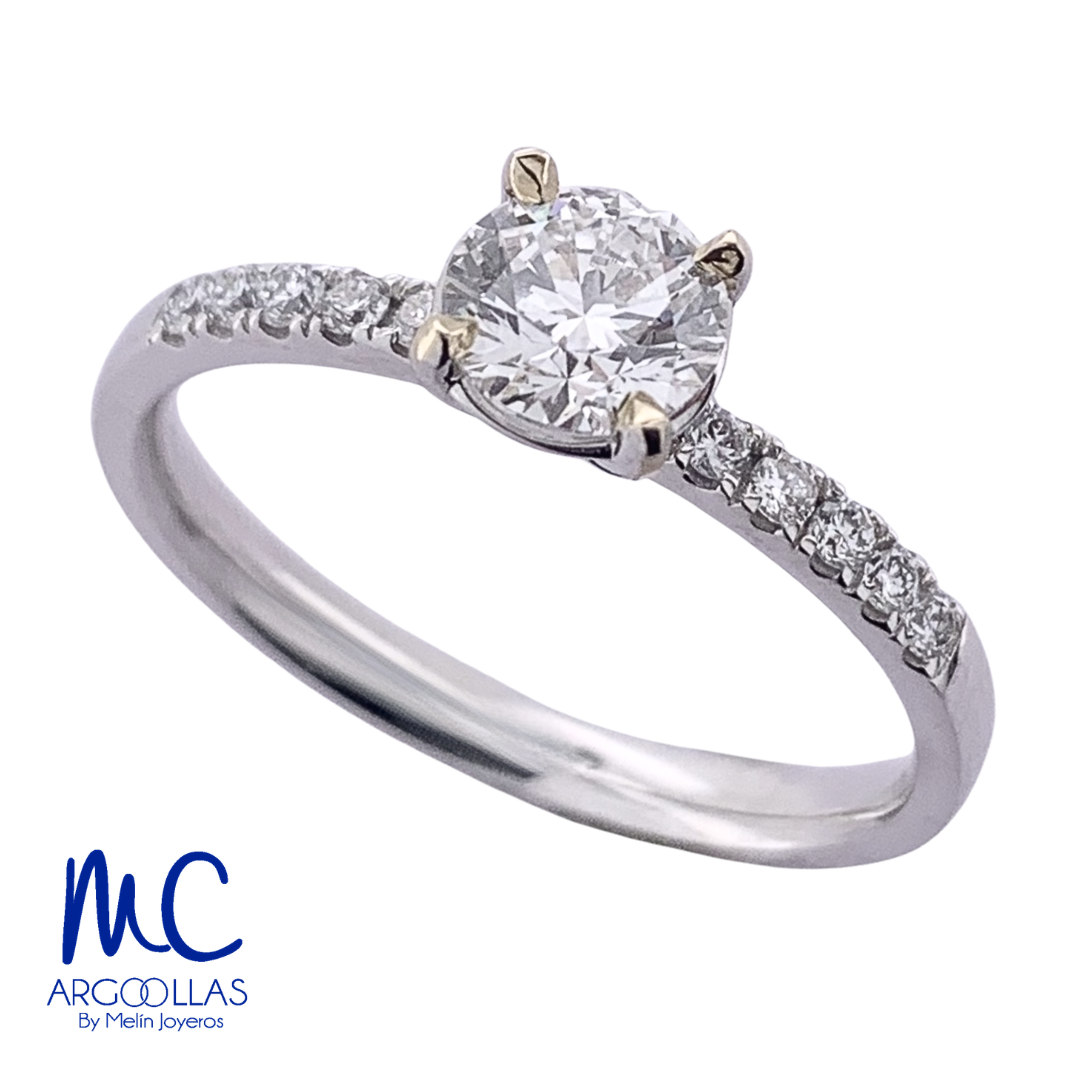 Anillo de compromiso de diamante de laboratorio 0.64 ct · corte redondo brillante · color D · claridad VVS1 · oro blanco 14k