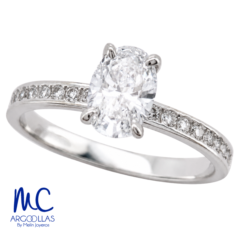 Anillo de compromiso de 0.66 ct · corte oval brillante · color E · claridad VVS2 · oro blanco 14k